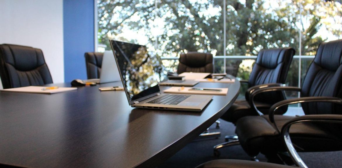 réunion avec du bon matériel de visioconférence